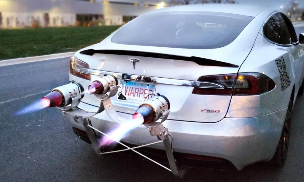 Έβαλε τρεις ''ρουκέτες'' σε αυτοκίνητο Tesla και το αποτέλεσμα τα λέει όλα